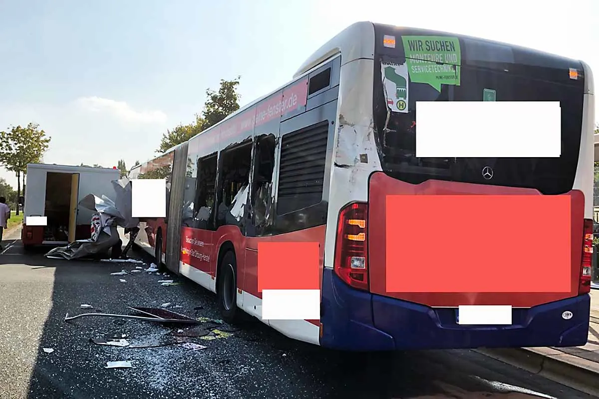 Paderborn - Verkaufswagen mit offener Klappe beschädigt Linienbus