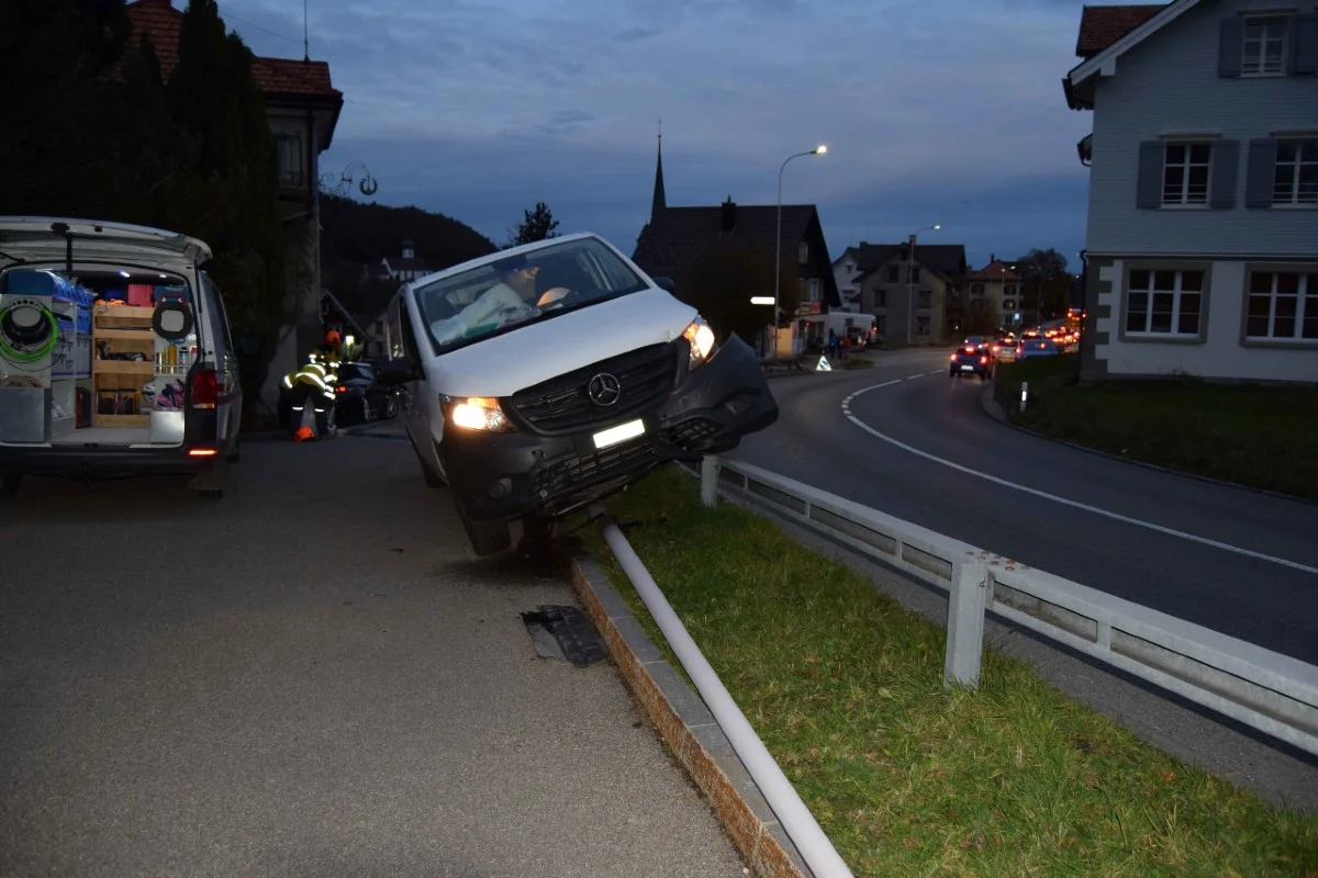 Grub AR - Selbstunfall mit Lieferwagen verursacht grossen Sachschaden