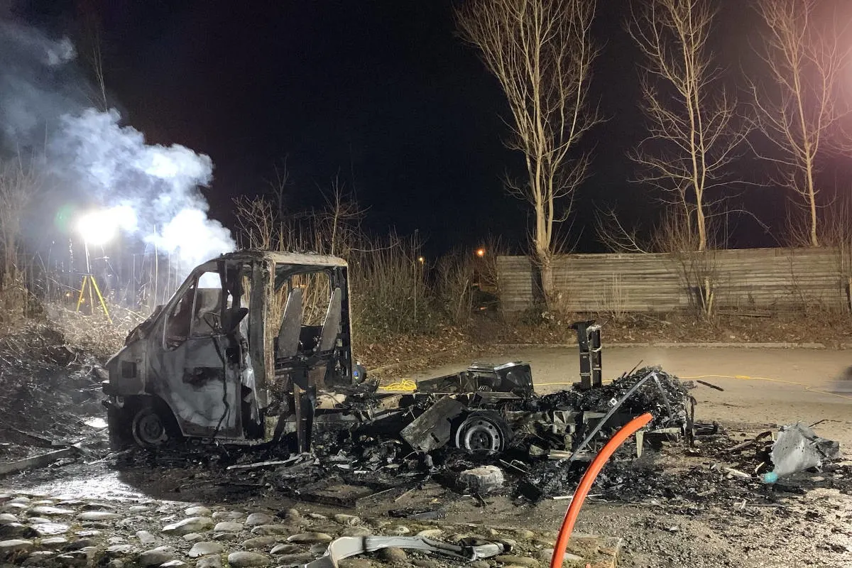 Aeugstertal ZH - Wohnmobil brennt komplett aus