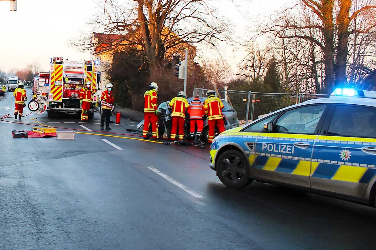 Zwei Schwerverletzte in Minden - Frontalzusammenstoß nach Überholmanöver