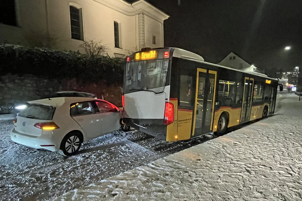 Triengen LU - Hoher Sachschaden nach Unfall mit Postauto