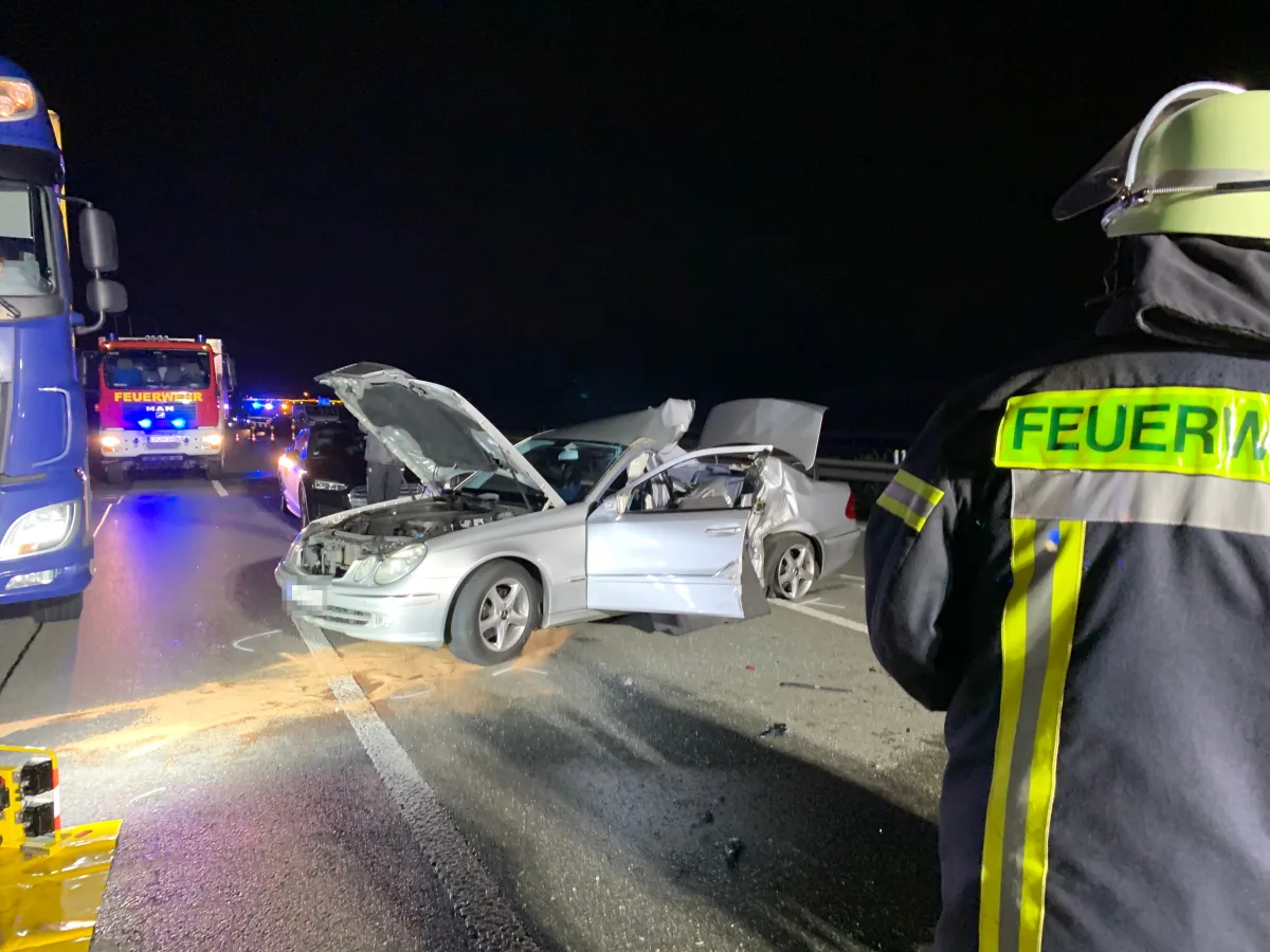 A2 Bad Salzuflen – Zwei Menschen bei Unfall mit Lkw verletzt