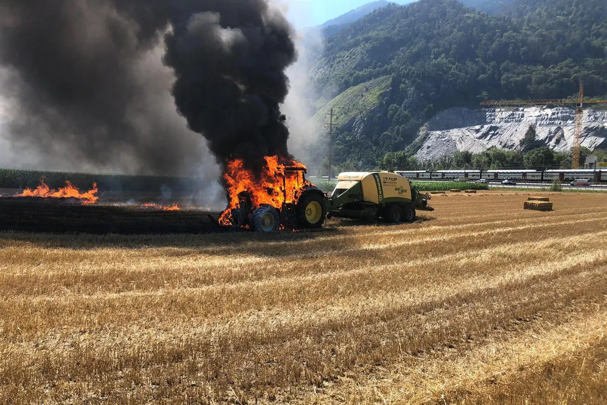 Trimmis GR – Traktor geriet beim Strohballen pressen in Brand