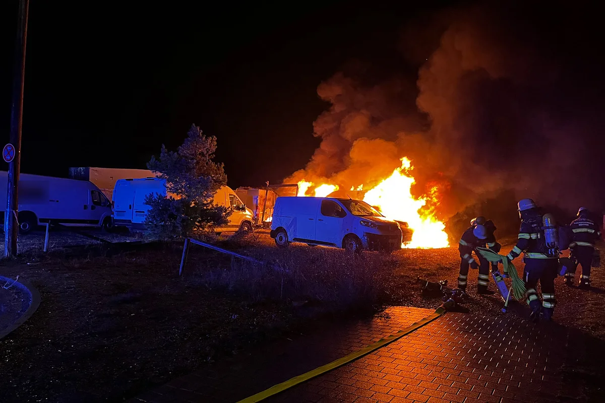 Freiham – Brand zerstört mehrere Fahrzeuge  
