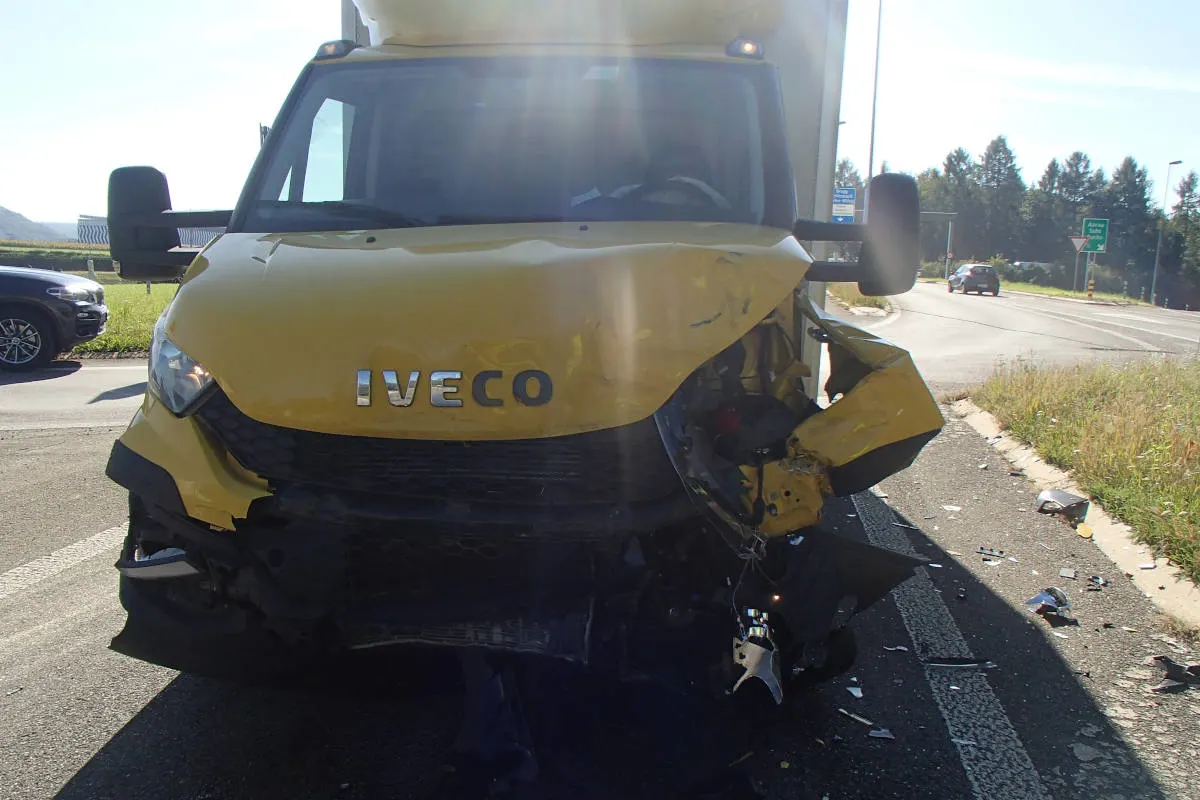 Hunzenschwil AG - Unfall zwischen Auto und Lieferwagen