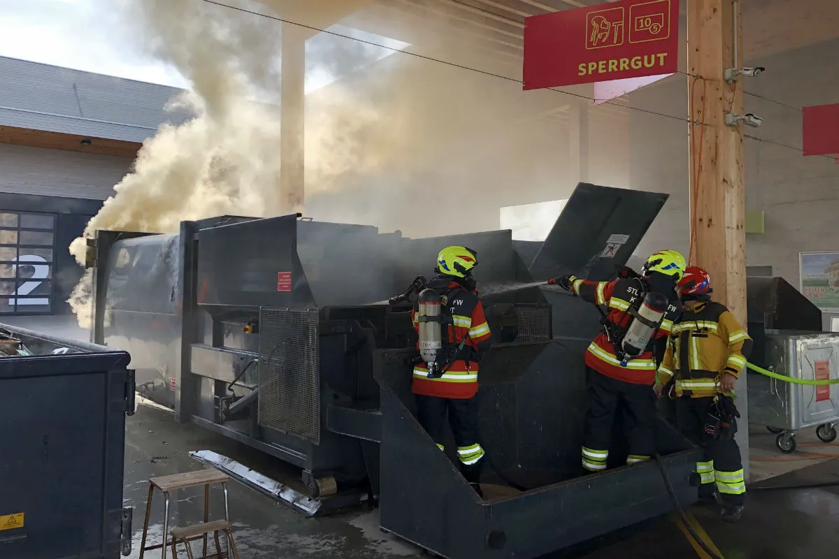 Küssnacht SZ - Brand in Presscontainer des Werkhofes