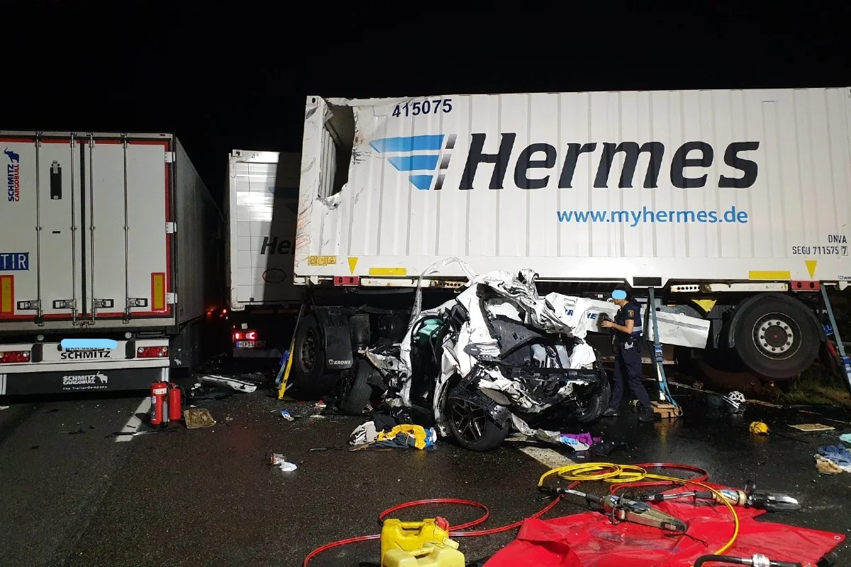 Horrorunfall in Schifferstadt - Tragische Auffahrkollision auf der A61 - Lastwagen fährt in Mercedes auf Pannenstreifen!