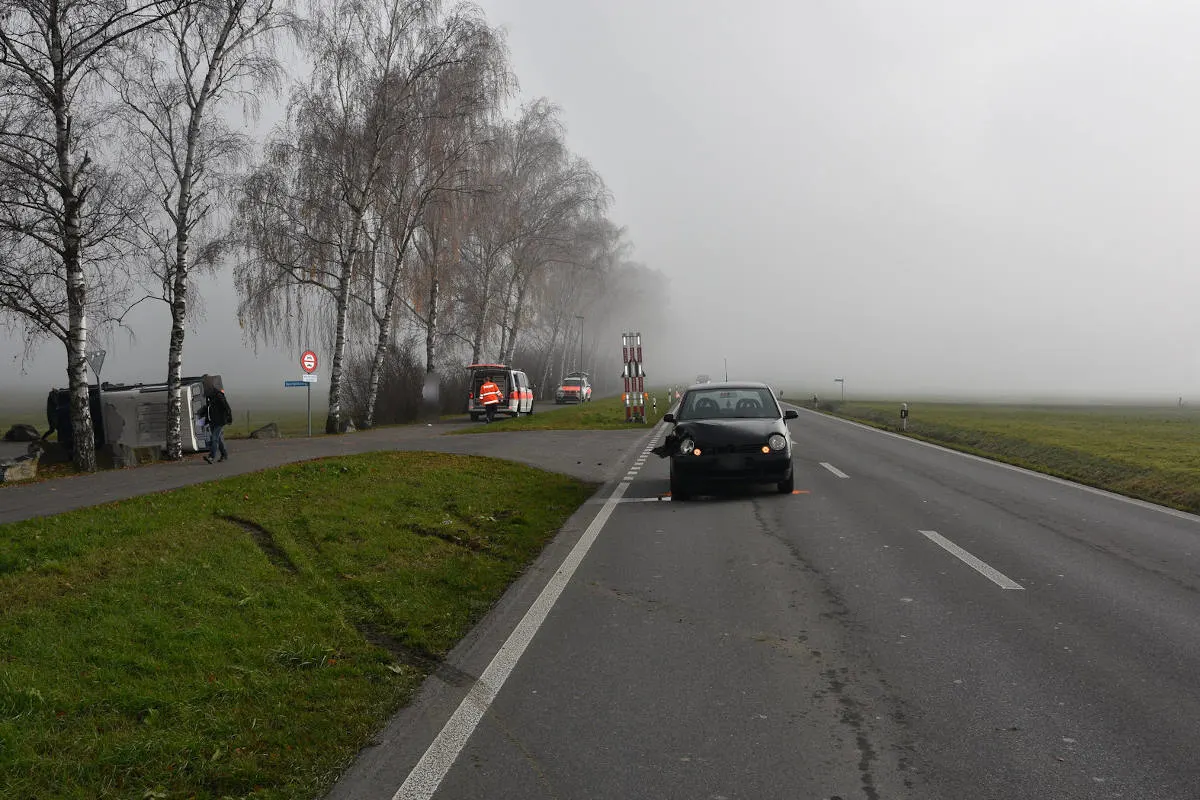 Schwerer Unfall in Nendeln – Fahrzeug bei Zusammenstoss umgekippt
