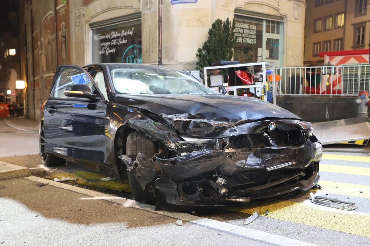 Stadt St. Gallen - Heftiger Verkehrsunfall zwischen einem BMW und einem Skoda