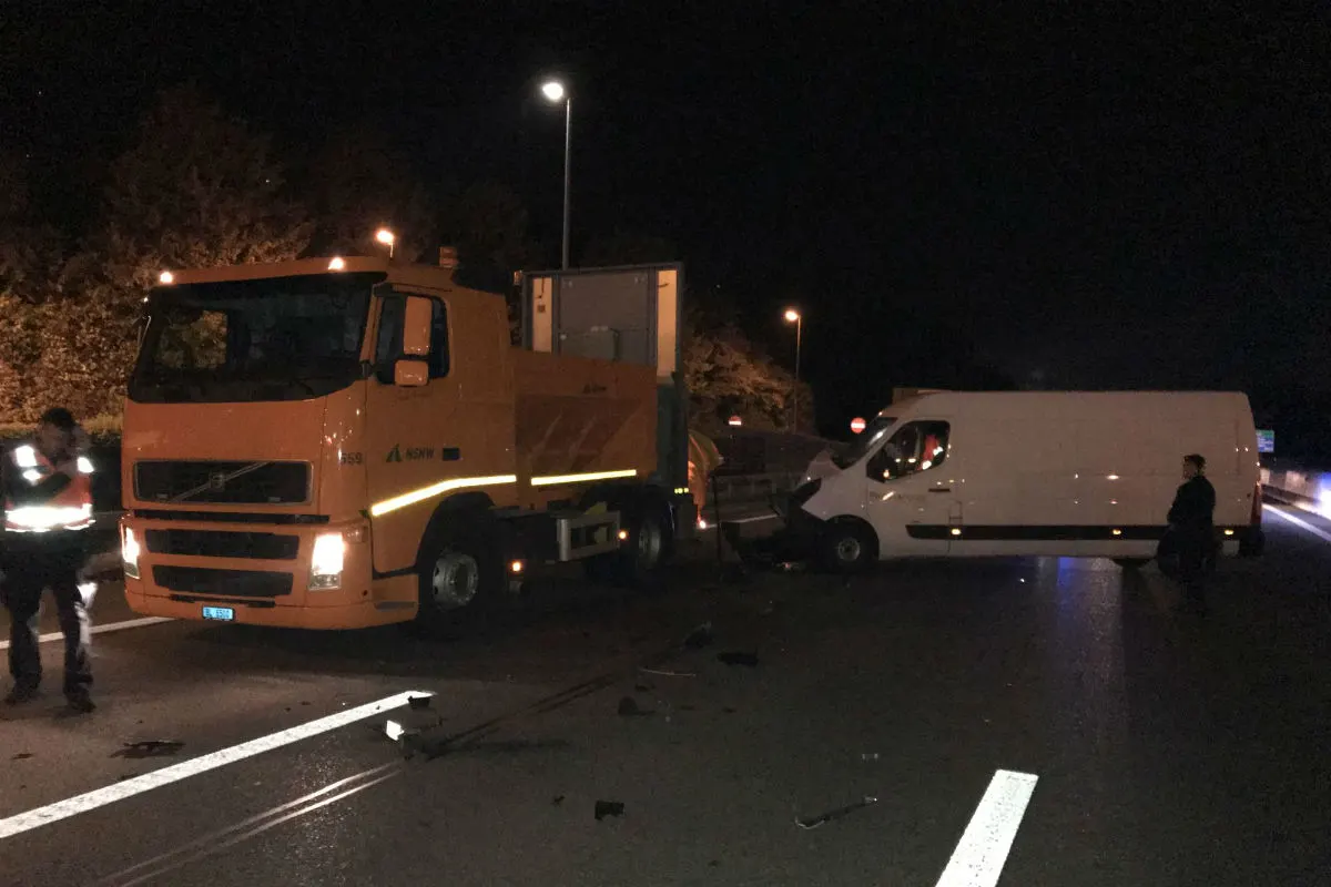 Pratteln BL - Lieferwagen kollidiert mit Signalisationsfahrzeug