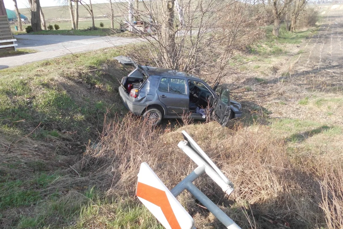 Wilhelmshaven - Pkw kommt von der Fahrbahn ab und überschlägt sich mehrfach