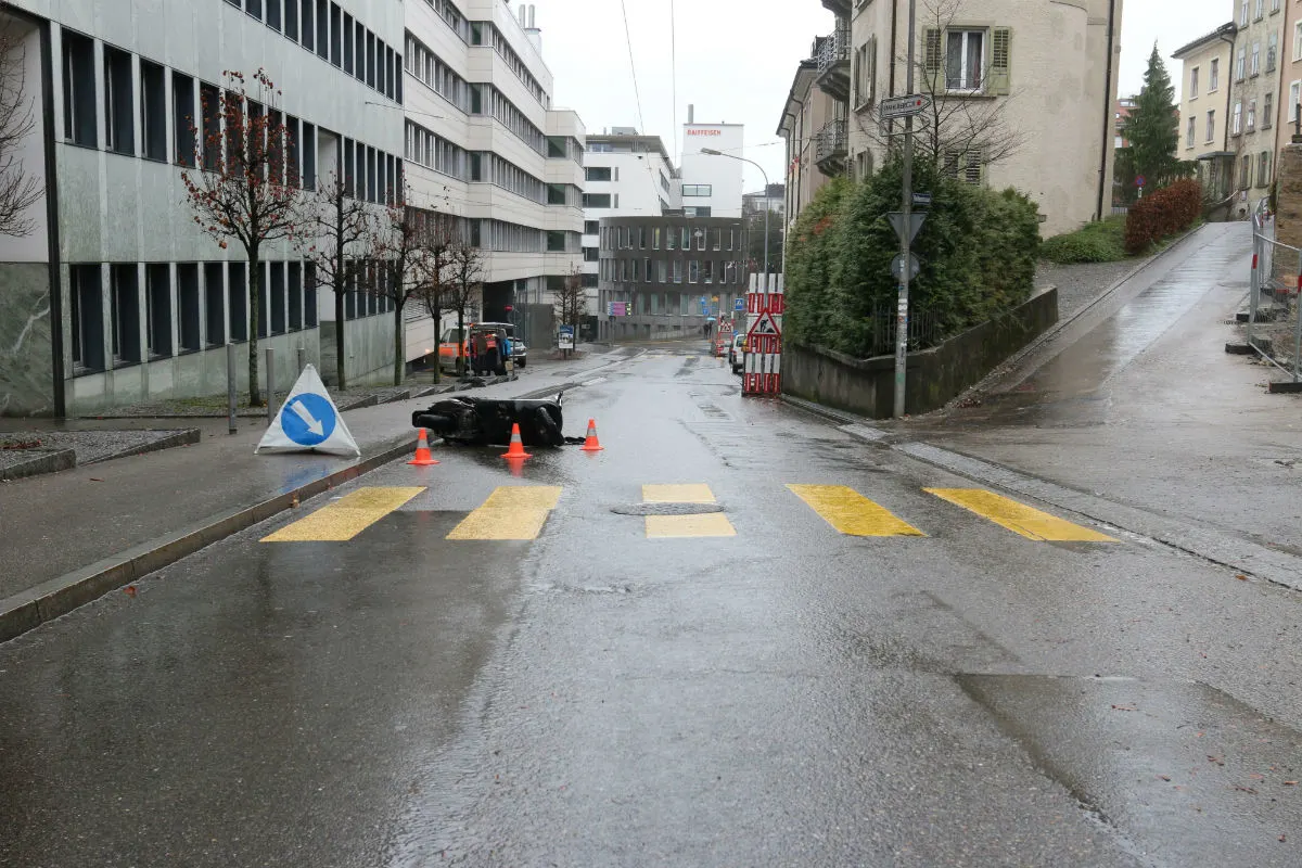 St. Gallen SG - Rollerfahrer wegen Vollbremsung gestürzt