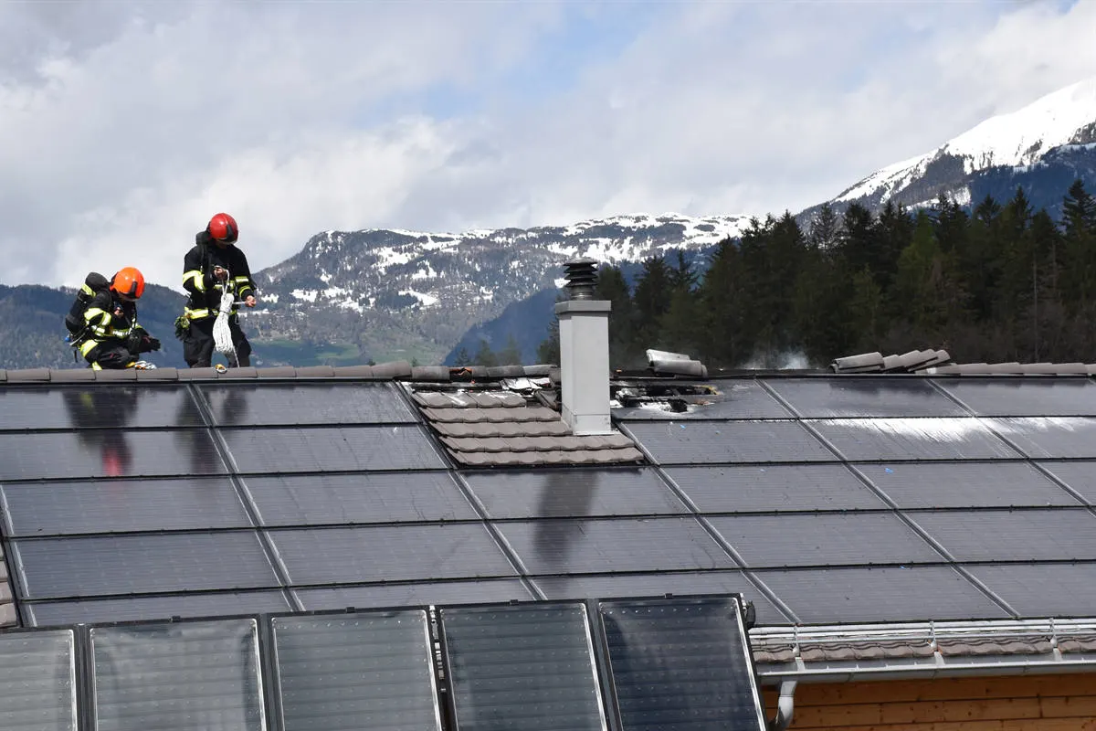 Masein GR - Photovoltaikanlage auf Hausdach in Brand geraten