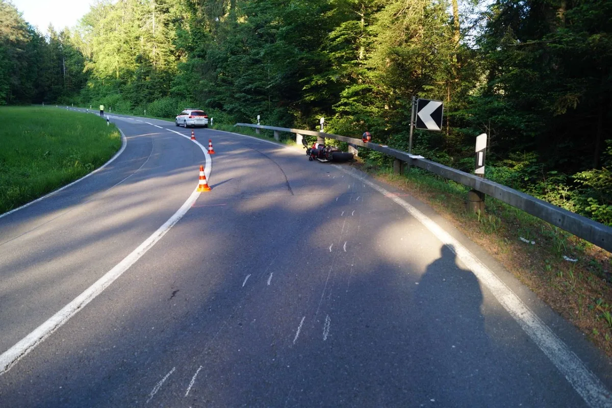 Baar ZG - Töfffahrer kippt auf die Seite und stürzt!