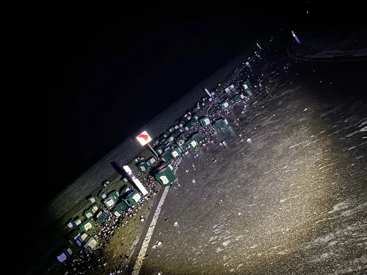 A60/A1 Wittlich – LKW verliert große Menge Bierkisten im Autobahnkreuz