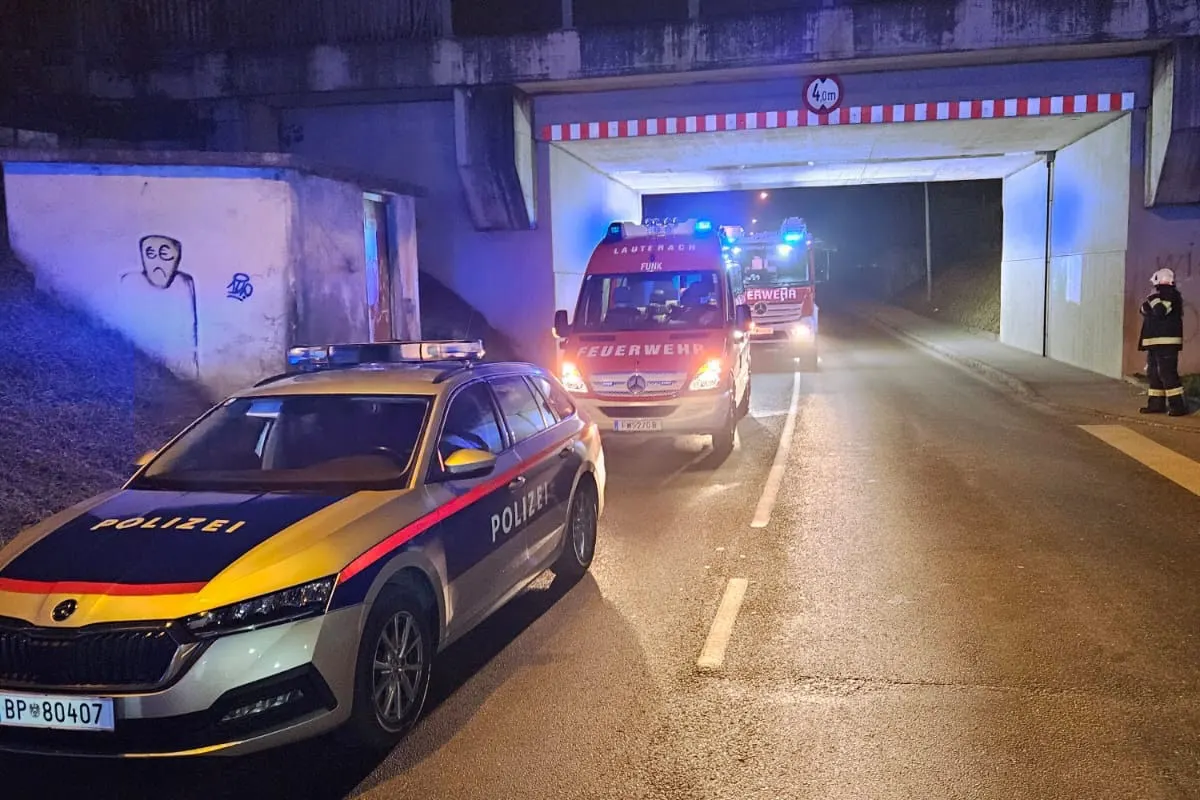 Lauterach – Lenker prallt bei Unfall gegen Unterführung