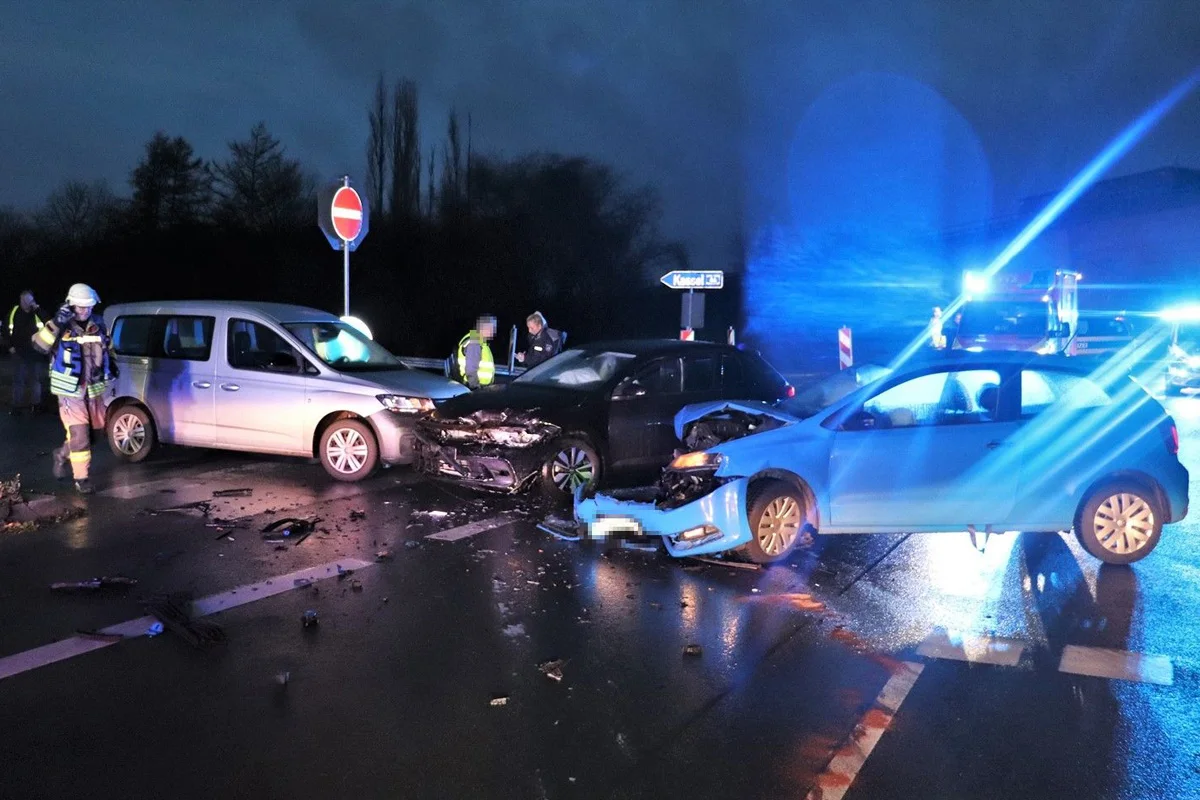 A44 Warburg NW – Zwei Verletzte bei Frontalzusammenstoß