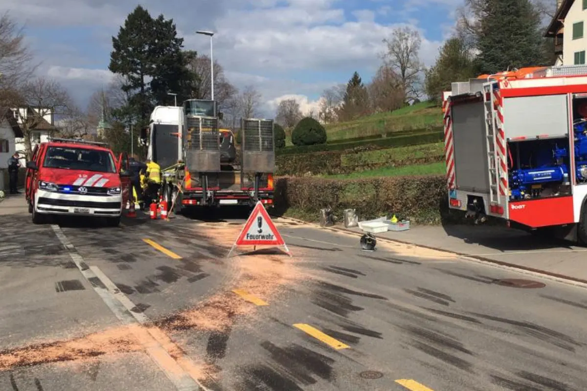 Zug ZG - Lastwagen hat Diesel verloren