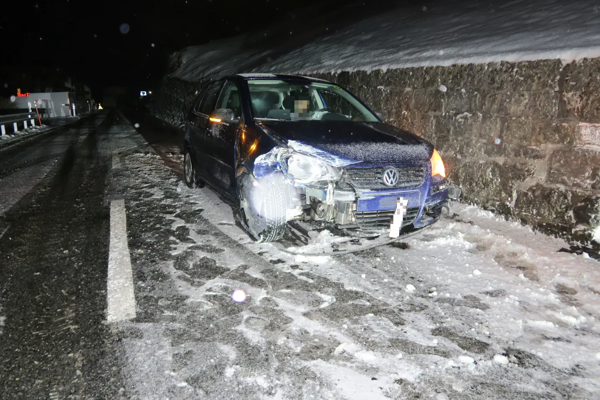 Kanton Glarus – Mehrere Unfälle mit Sachschaden auf schneebedeckten Strassen