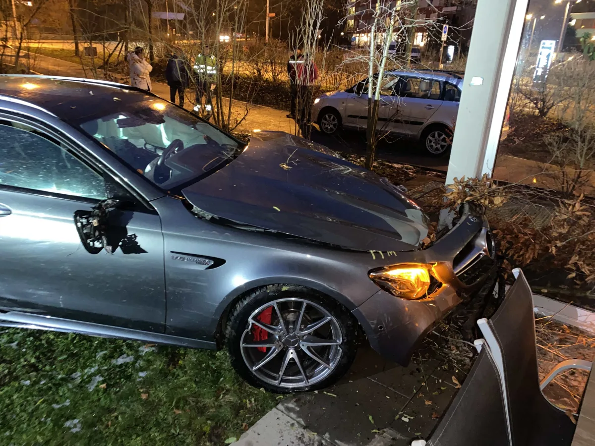 Villmergen AG – Mit Mercedes auf Terrasse gegen Pfeiler geprallt