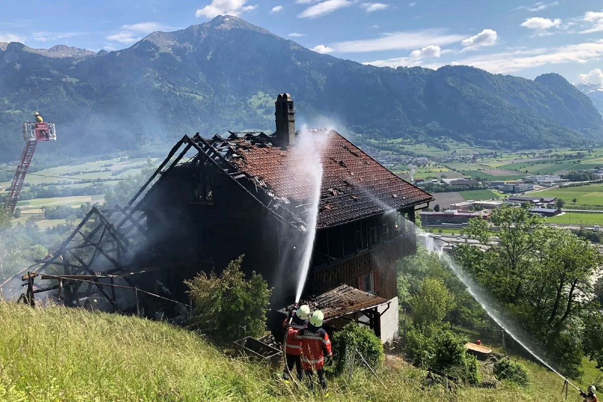 Stall und Wohnhaus in Mastrils GR von den Flammen zerstört!