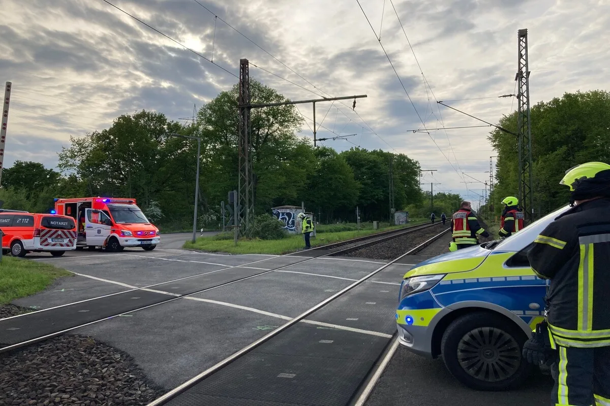  Oberhausen - Mann wird beim Überqueren von Bahngleisen vom Zug erfasst