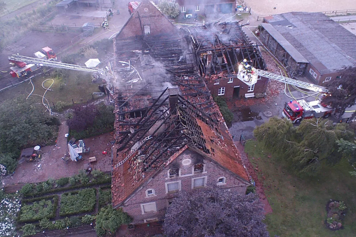 Pferdehof in der Bauernschaft Merfeld durch Vollbrand zerstört