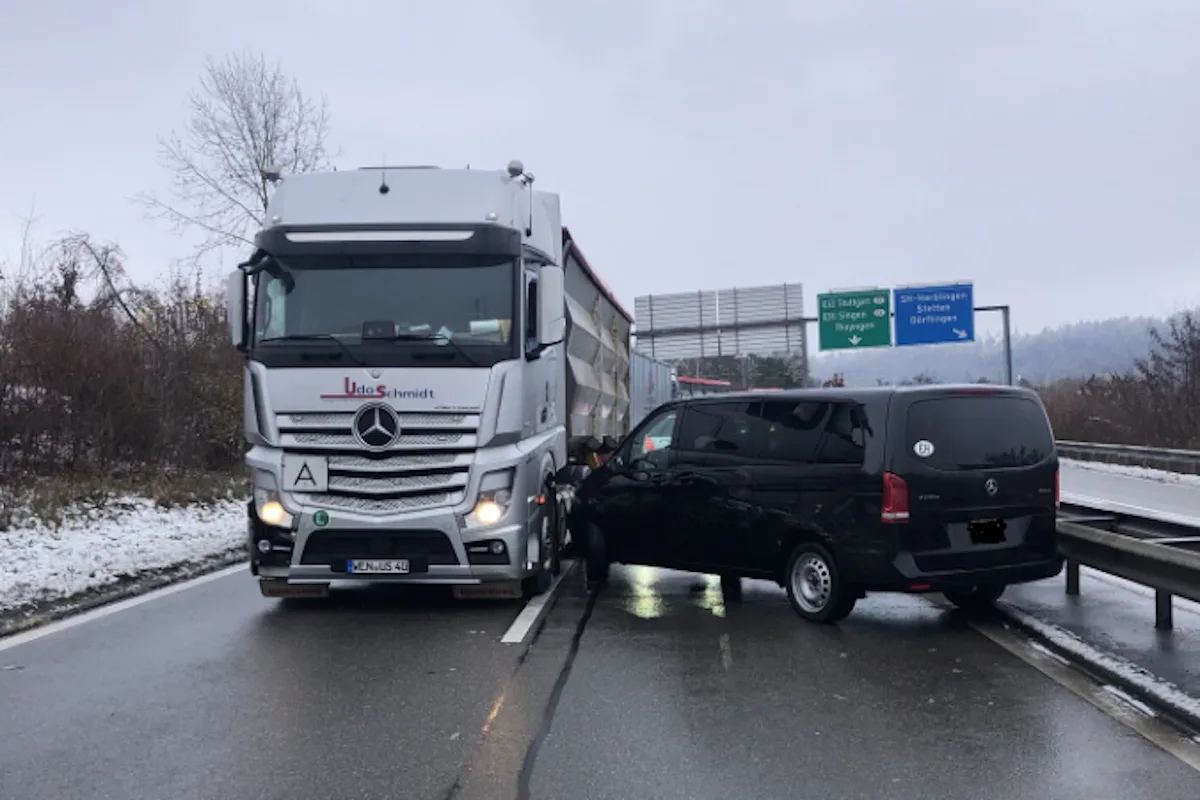 Unfall auf der A4 bei Herblingen SH – Kollision zwischen Auto und Sattelzug