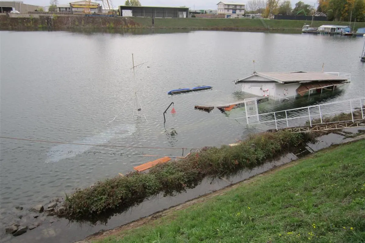 Hafen Germersheim – Gesunkenes Hausboot im Hafenbecken Süd