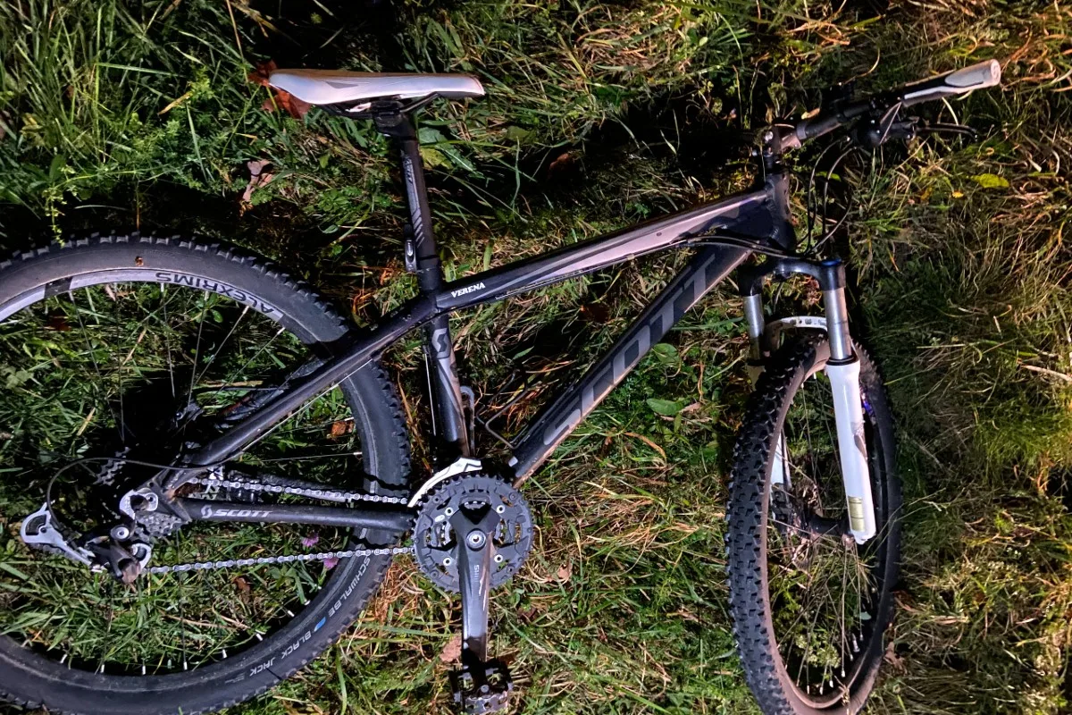 Tragischer Unfall im Dunkeln in Arni AG - Fahrradlenkerin ohne Licht am Velo stürzt aus unbekannten Gründen nach Überholmanöver durch Lieferwagen