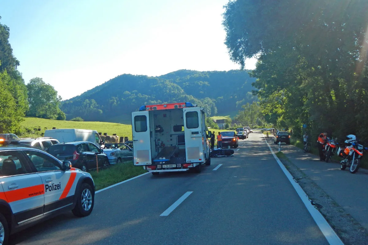Bichelsee TG - Auto prallt in Motorradfahrer