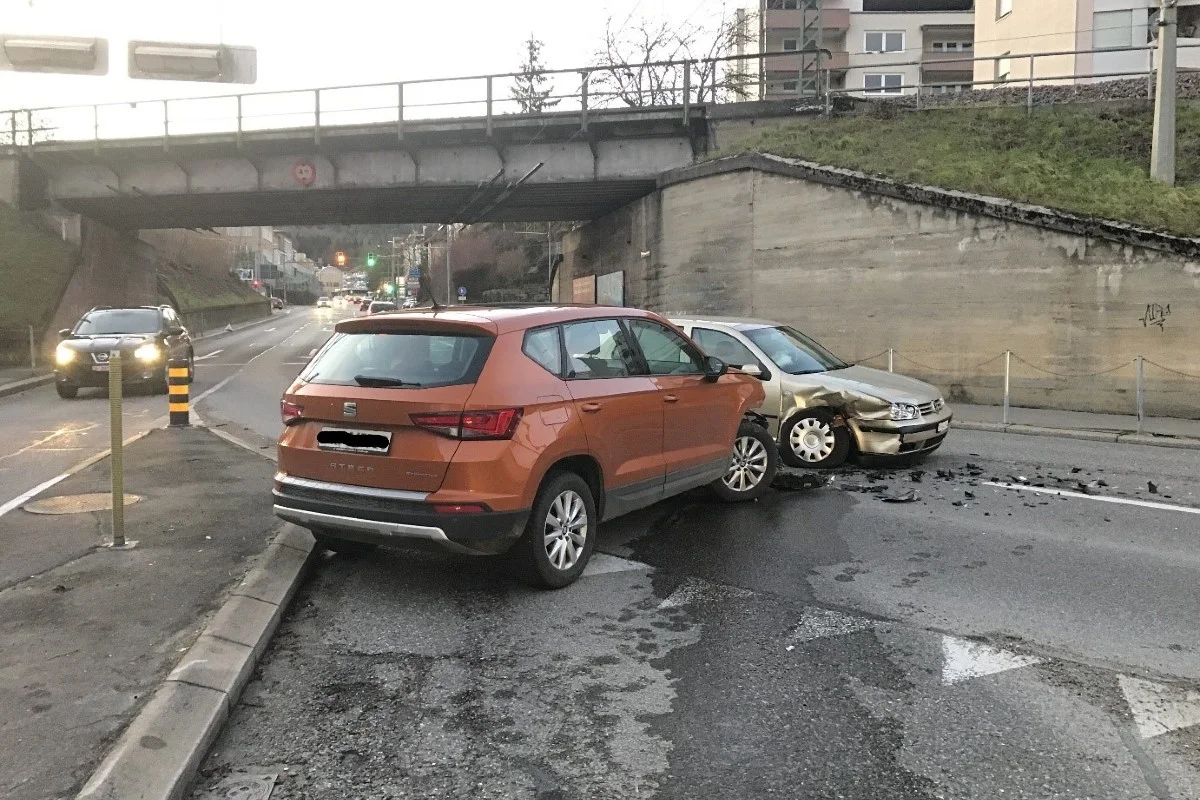 Neuhausen am Rheinfall - Heftige Frontalkollision - zweimal Totalschaden!