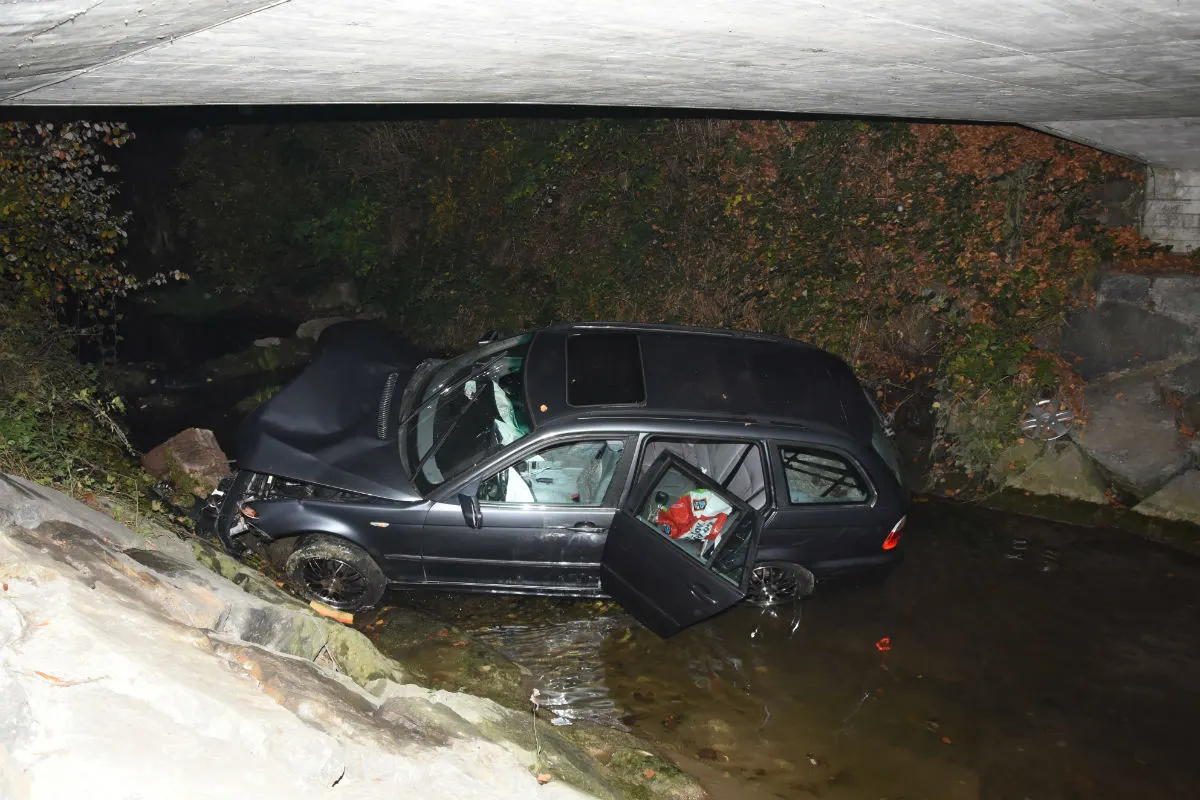 Niederbüren SG - Auto nach Selbstunfall im Bach – verletzt und betrunken