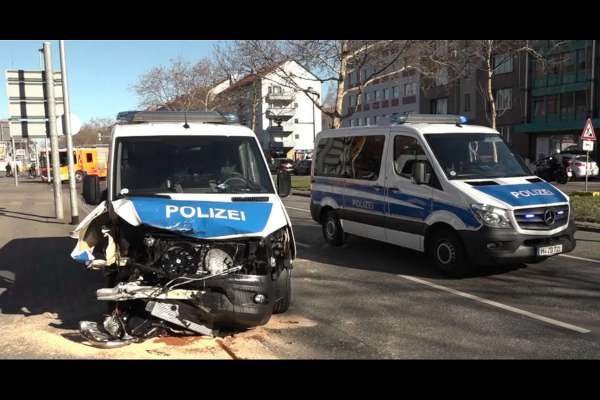 Streifenwagen kollidieren bei Einsatzfahrt