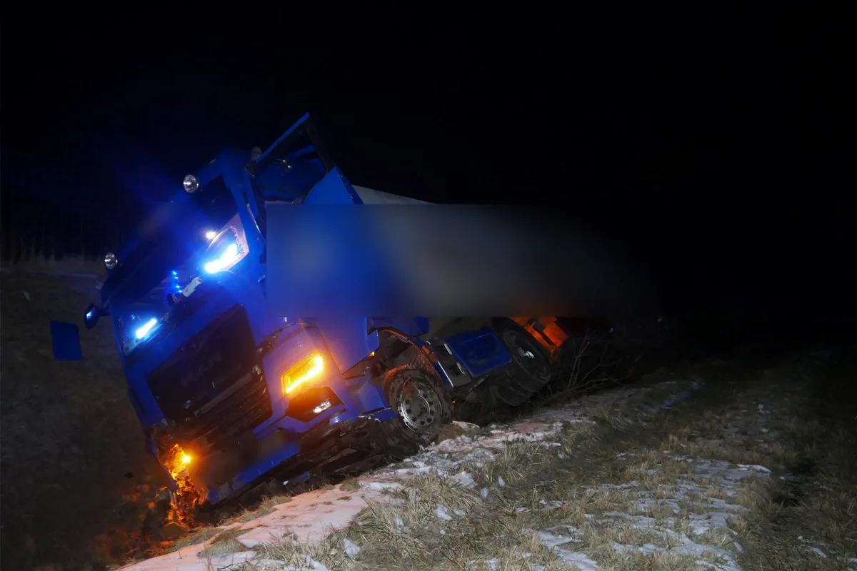 A1 Reeßum – Sattelzug kommt von Autobahn ab