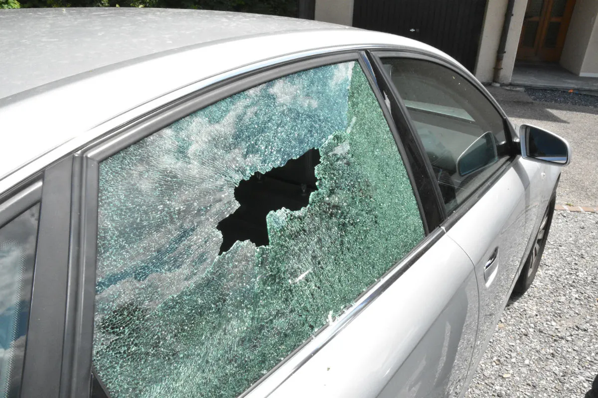 Triesen FL - Autoscheibe eingeschlagen