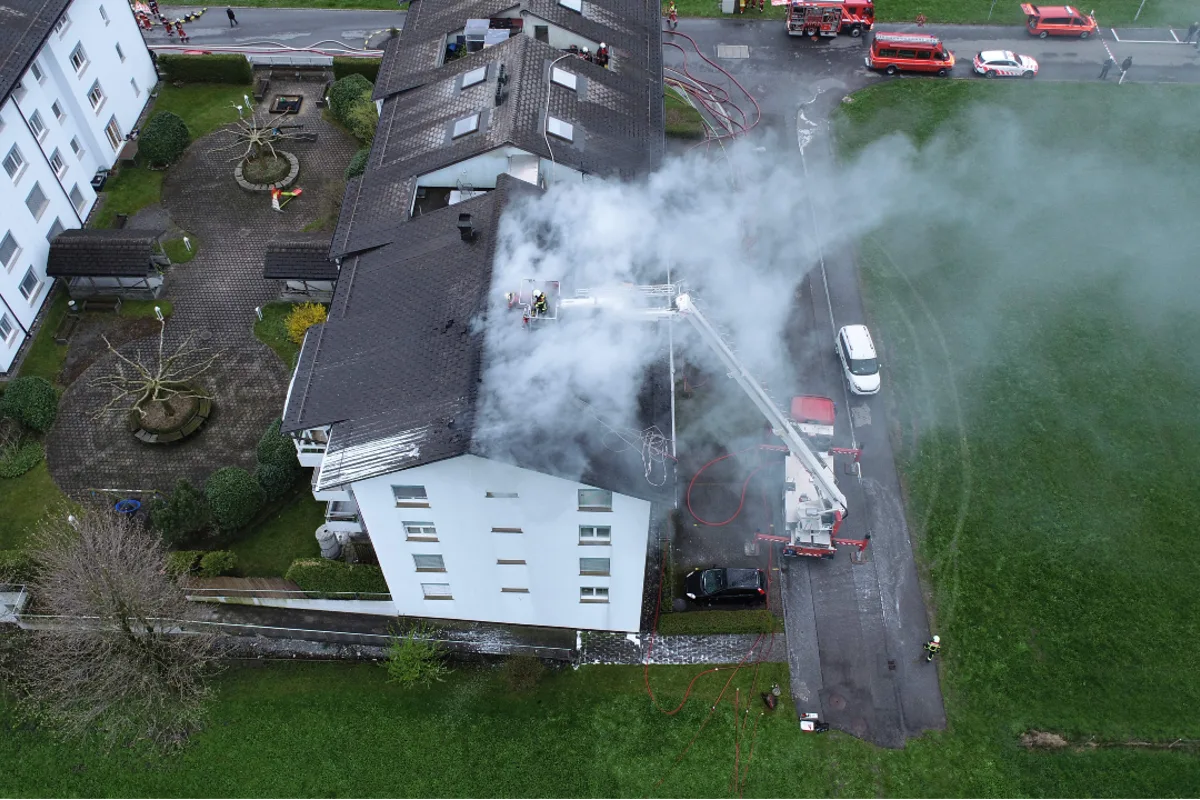 Feuerwehreinsatz in Ziegelbrücke GL - Brand in Mehrfamilienhaus