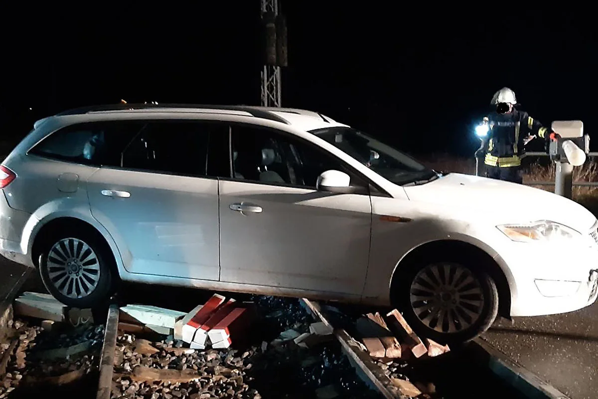 Sülstorf - Zwei Fahrzeuge am gesperrten Bahnübergang aus dem Gleisbett geborgen