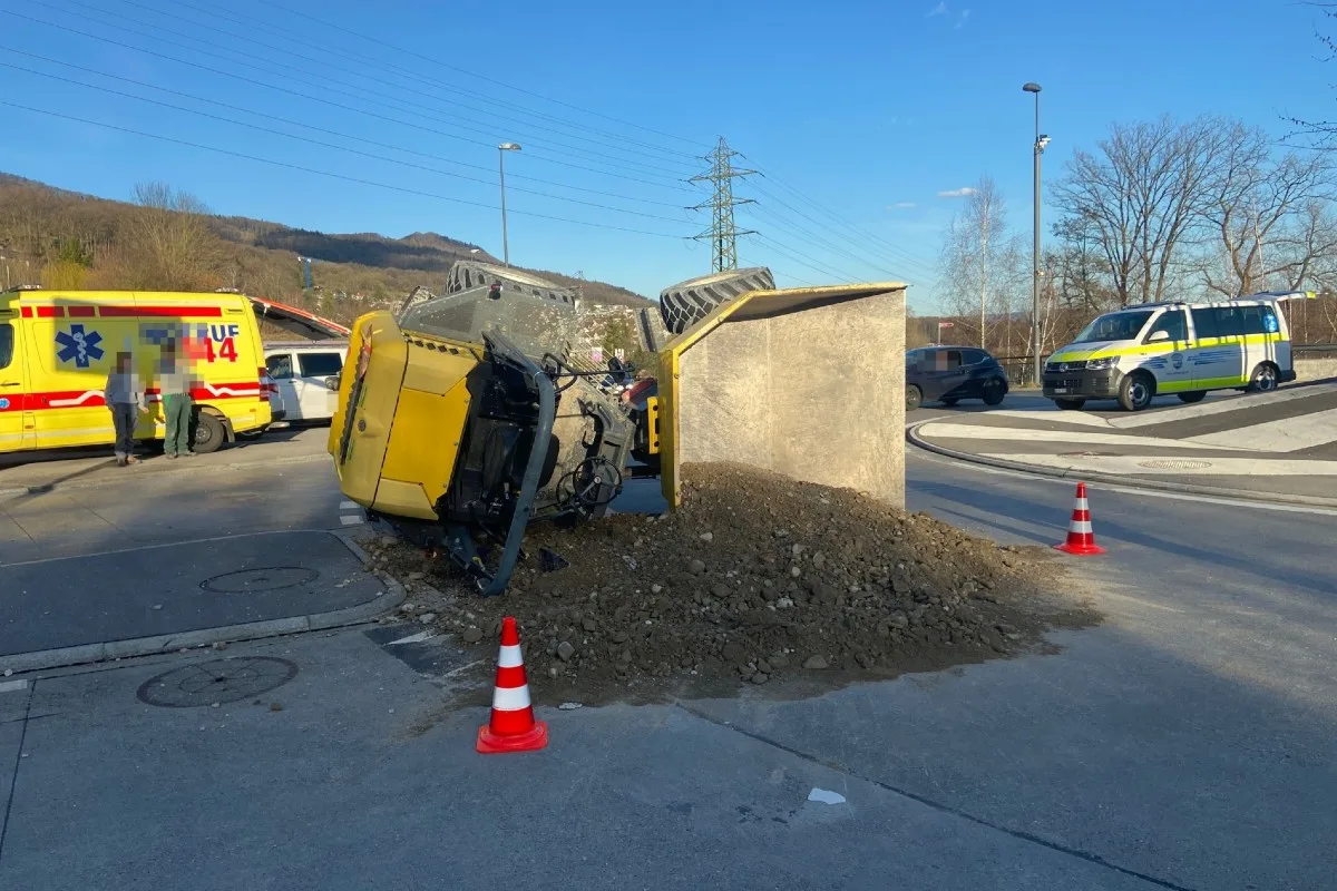 Küttigen AG - Der Lenker vom Kipper wurde vom Fahrzeug abgeworfen und verletzt!