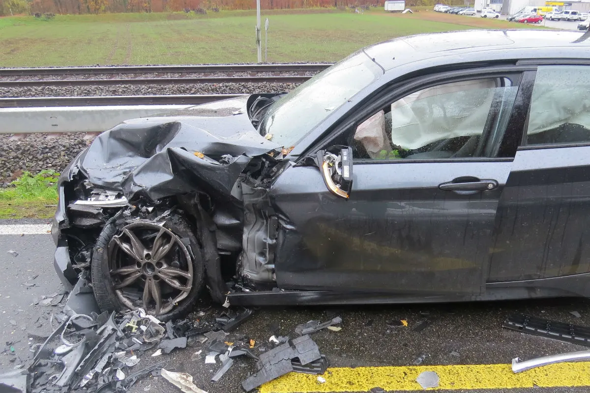 Brugg  AG - Heftiger Zusammenprall zwischen zwei Fahrzeugen
