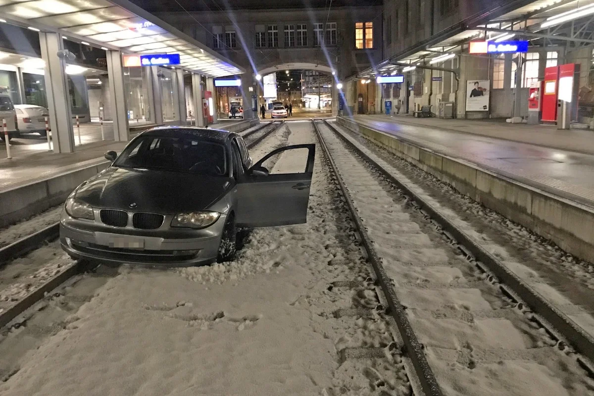 St.Gallen - BMW-Lenker fährt unter Alkoholeinfluss auf die Geleise