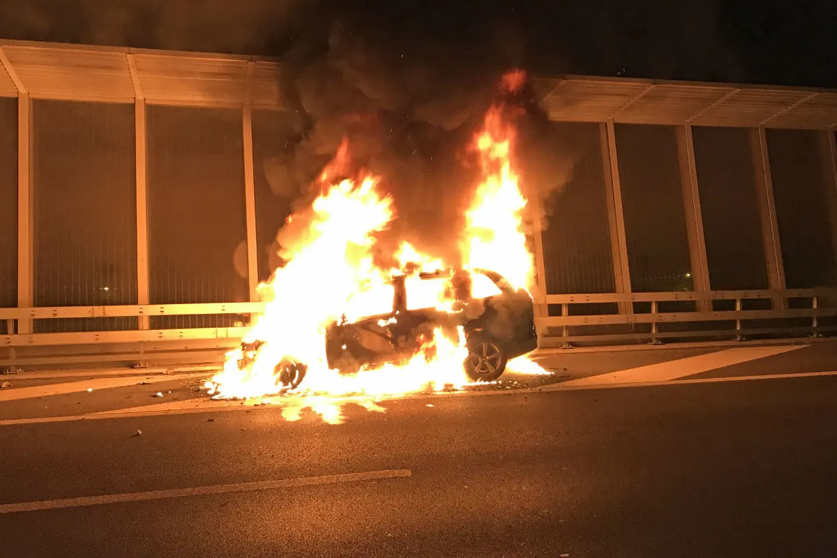 Luzern LU - Fahrzeugbrand auf der Autobahn A2 