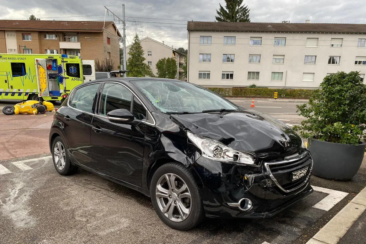 Tragischer Unfall Muttenz BL – Kollision zwischen Personenwagen und Motorrad – zwei Personen verletzt