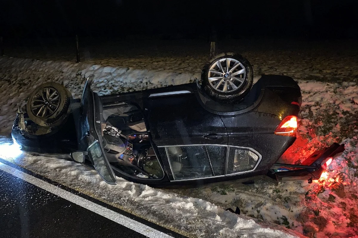 Ettingen BL - BMW landet nach Selbstunfall auf dem Dach
