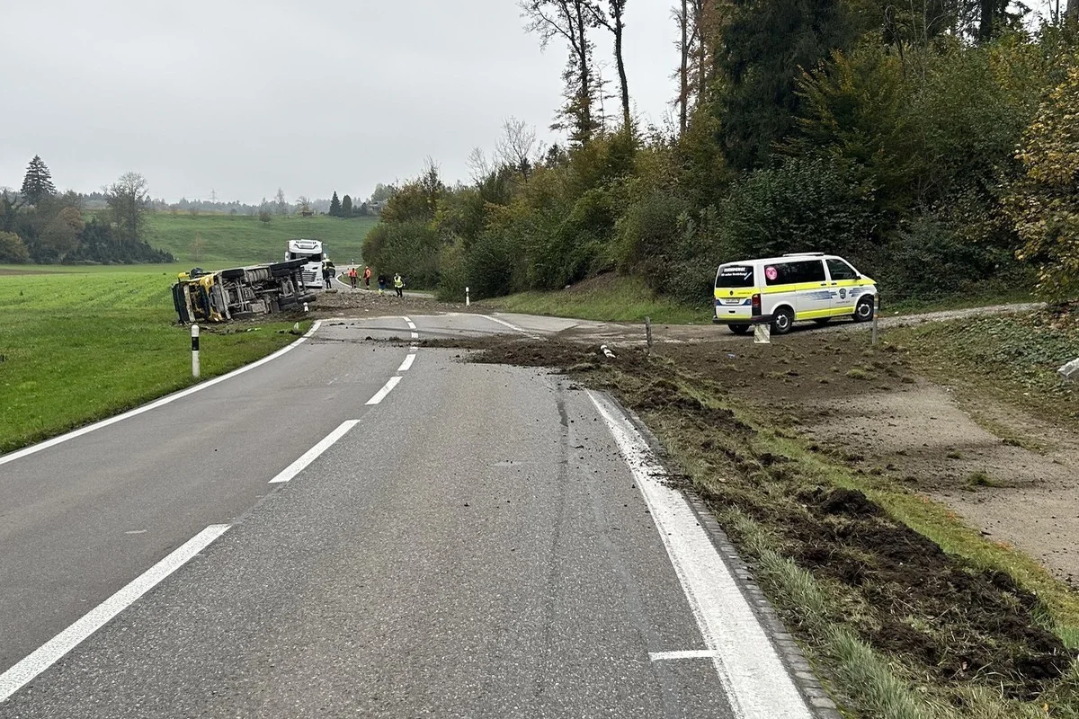 Unfall in Rottenschwil AG - Lastwagen mit Kies beladen umgekippt 