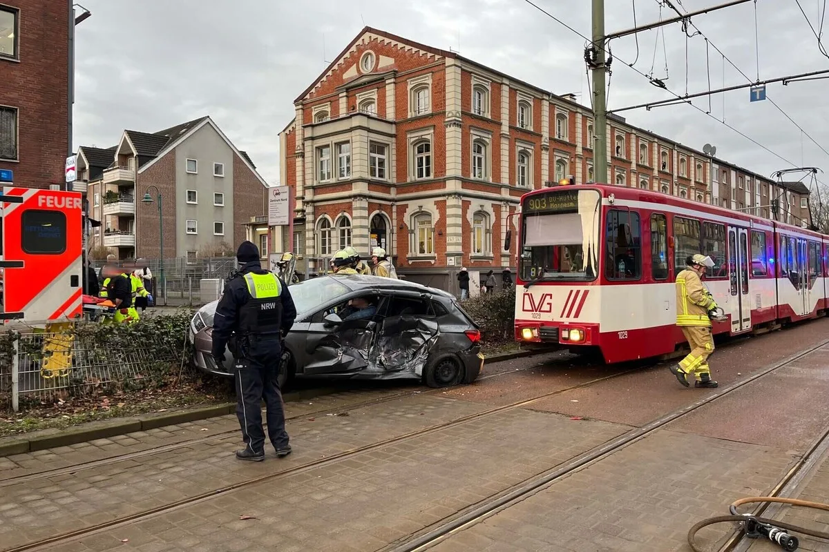 Alt-Hamborn NW - Mit einer Straßenbahn kollidiert - Mehrere Verletzte