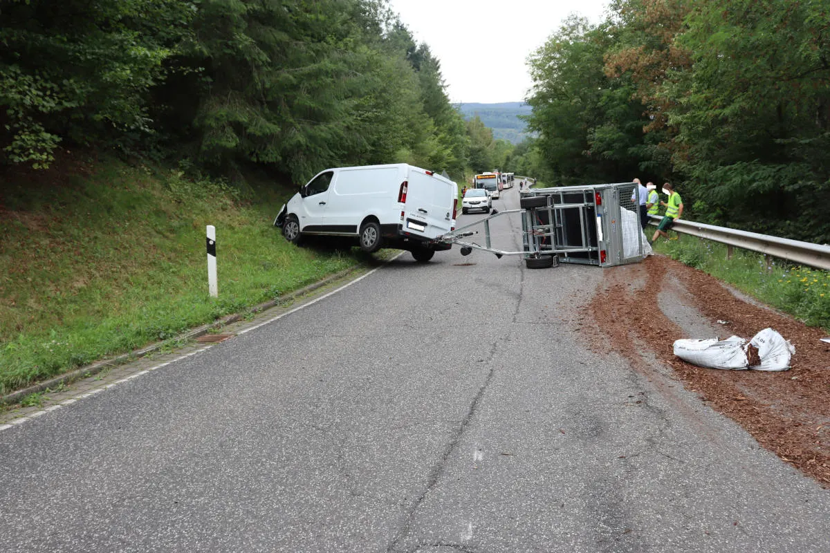 Zell – Anhänger mit Rindenmulch kippt um und blockiert die Straße