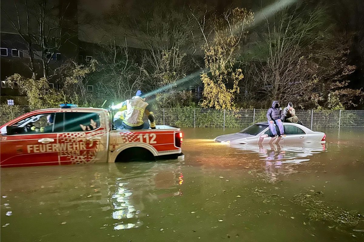 Essen NW – Limousine bleibt in überfluteter Senke stecken