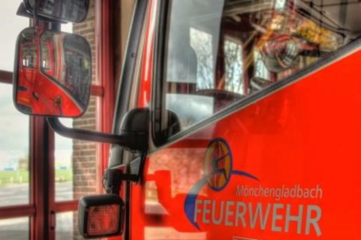 Kind schliesst sich  im PKW ein!
