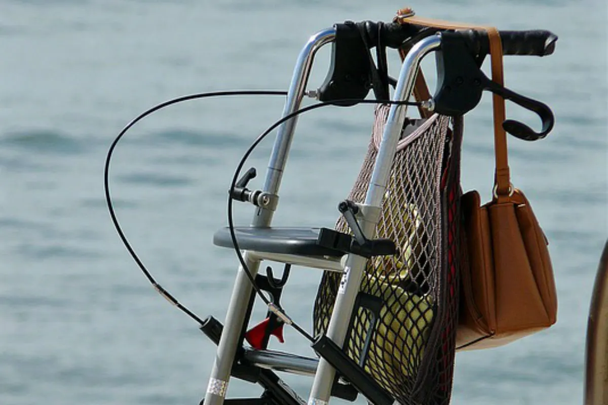Dreiste Diebe berauben 78-Jährige auf dem Rollator!